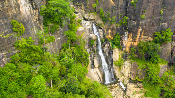 powietrzny dron wodospadu falls w górskim wąwozie. wodospad rawana. - rawana falls zdjęcia i obrazy z banku zdjęć