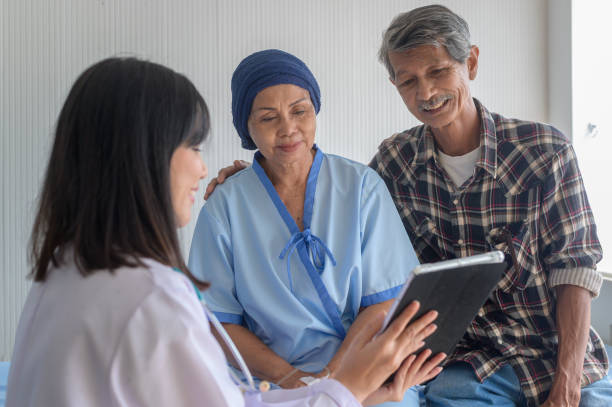 mujer paciente con cáncer que usa pañuelo en la cabeza después de la consulta de quimioterapia y visita al médico en el hospital. - virus diagnostic medical tool hospital leukemia fotografías e imágenes de stock