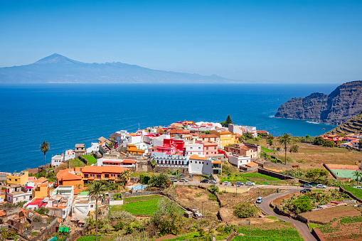 Vista del pueblo Agulo en las Islas Canarias La Gomera en la provincia de Santa Cruz de Tenerife y pico de Teide de Tenerife en el horizonte - España photo