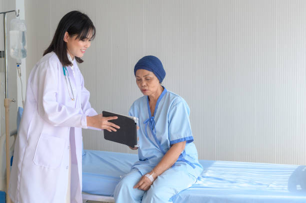 mujer paciente con cáncer que usa pañuelo en la cabeza después de la consulta de quimioterapia y visita al médico en el hospital. - virus diagnostic medical tool hospital leukemia fotografías e imágenes de stock