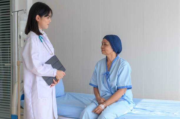 mujer paciente con cáncer que usa pañuelo en la cabeza después de la consulta de quimioterapia y visita al médico en el hospital. - virus diagnostic medical tool hospital leukemia fotografías e imágenes de stock