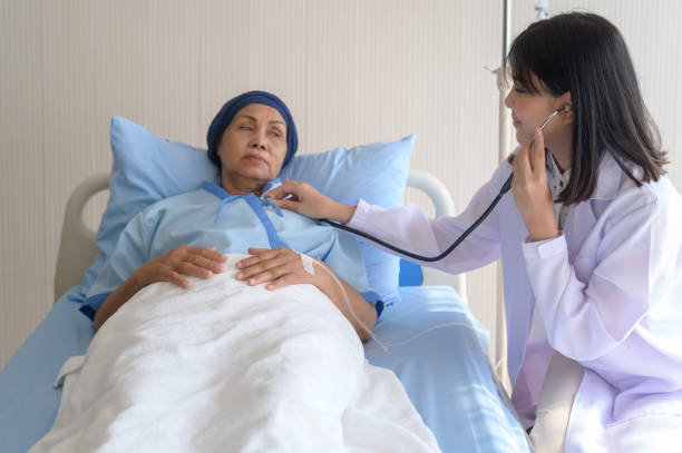 mujer paciente con cáncer que usa pañuelo en la cabeza después de la consulta de quimioterapia y visita al médico en el hospital. - virus diagnostic medical tool hospital leukemia fotografías e imágenes de stock