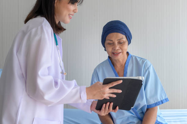 mujer paciente con cáncer que usa pañuelo en la cabeza después de la consulta de quimioterapia y visita al médico en el hospital. - virus diagnostic medical tool hospital leukemia fotografías e imágenes de stock