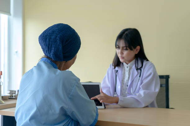 암 환자 여성은 화학 요법 상담 및 병원에서 방문 의사 후 머리 스카프를 착용.. - virus diagnostic medical tool hospital leukemia 뉴스 사진 이미지