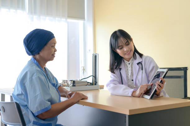 mujer paciente con cáncer que usa pañuelo en la cabeza después de la consulta de quimioterapia y visita al médico en el hospital. - virus diagnostic medical tool hospital leukemia fotografías e imágenes de stock