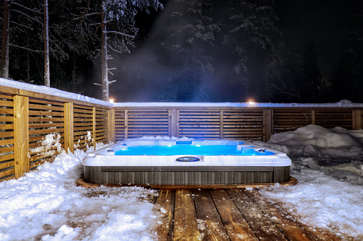 The warm hot tub invites you to relax in the beautiful winter landscape under the stars.