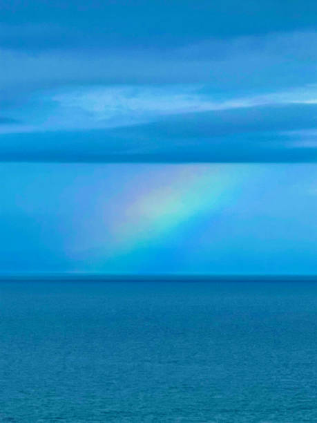 rainbow con vista oceano - screen saver puzzle painted image light foto e immagini stock