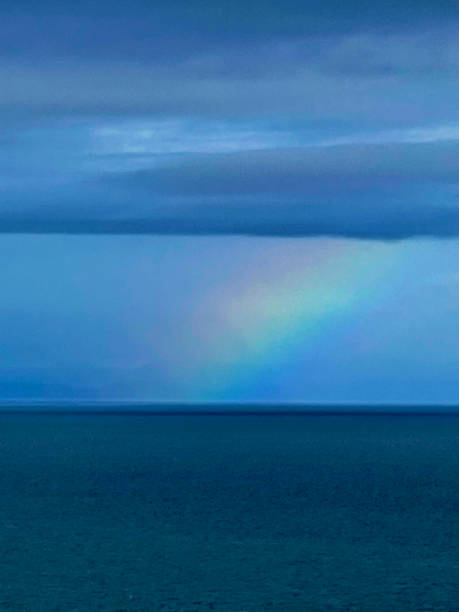 rainbow con vista oceano - screen saver puzzle painted image light foto e immagini stock