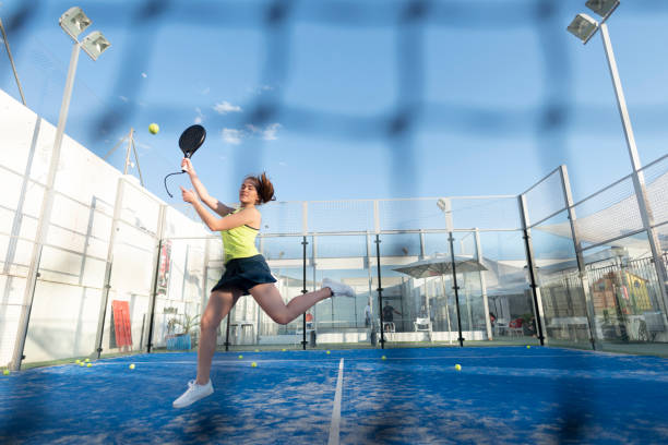 법원에서 패들 테니스를하는 여성 , 훈련 스포츠 수업에서 스매시 점프 준비 - tennis court sports training tennis net 뉴스 사진 이미지