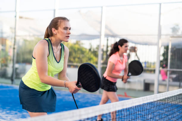 코트에서 패들 테니스를하는 두 명의 여성, 파델 훈련 - tennis court sports training tennis net 뉴스 사진 이미지