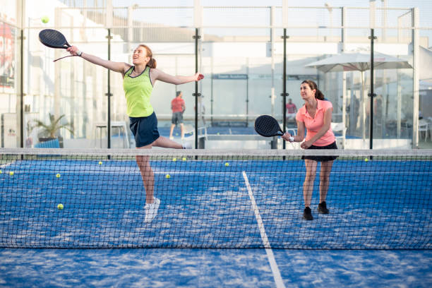 コートでパドルテニスをしている2人の女性、パデルトレーニング - tennis court sports training tennis net ストックフォトと画像