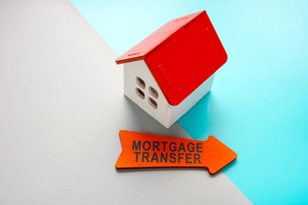 istock Mortgage transfer concept. House model and arrow. 1402901352