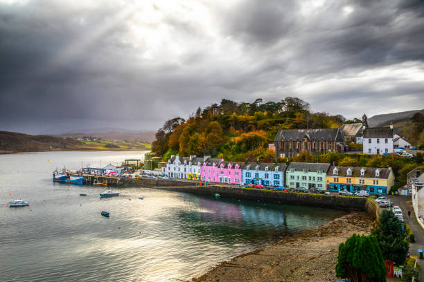 portree, wyspa skye, szkocja - landscape scotland scottish culture isle of skye zdjęcia i obrazy z banku zdjęć