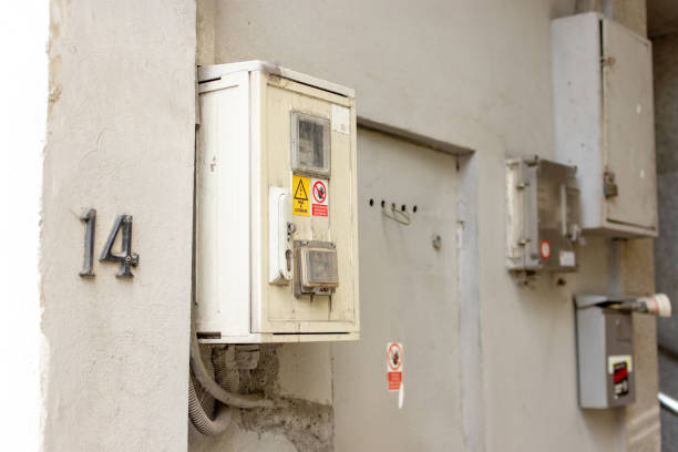 contatore del gas sulla parete esterna - meter electricity reading intelligence foto e immagini stock