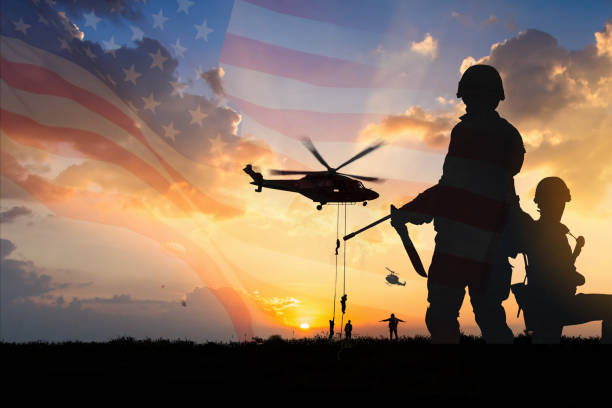 la doppia esposizione silhouette di soldato sulla bandiera degli stati uniti al tramonto per il veterans day è uno sfondo ufficiale delle festività pubbliche degli stati uniti, spazio di copia. - marina militare americana foto e immagini stock