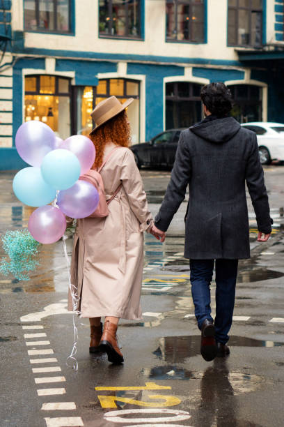 amantes date walk com balões - engagement heterosexual couple couple child - fotografias e filmes do acervo