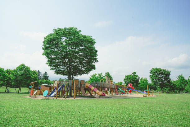 parque infantil público suburbano - área de juego fotografías e imágenes de stock