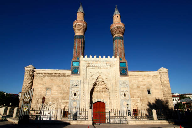 die fassade der gök medrese im zentrum von sivas in zentralanatolien - sivas stock-fotos und bilder