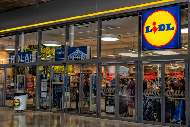 entrée du supermarché lidl - architecture blue business carrying photos et images de collection