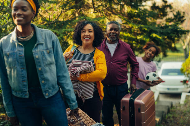 istock Family members helping with the stuff 1402919720