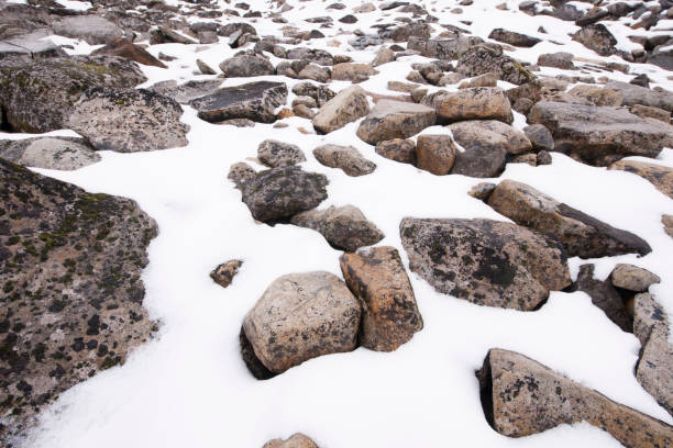 cruzando área rochosa enquanto caminha no parque nacional jotunheimen no outono após a primeira queda de neve - mist rock winter autumn - fotografias e filmes do acervo