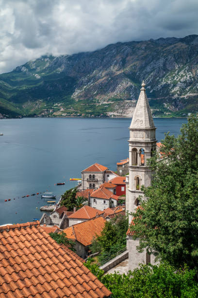 stare miasto perast w zatoce kotorskiej (boka), czarnogóra - montenegro kotor bay fjord town zdjęcia i obrazy z banku zdjęć