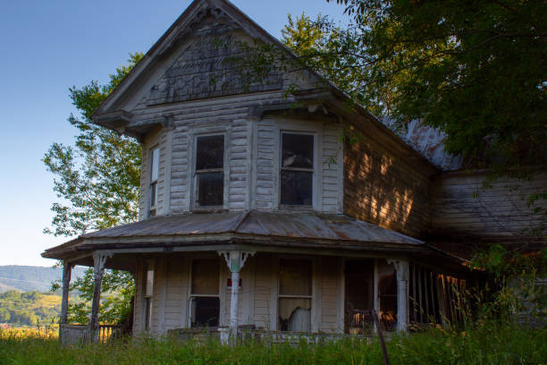 istock Old abandoned house in Virginia 1402925570