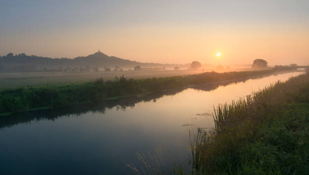 along the river brue - glastonbury tor imagens e fotografias de stock