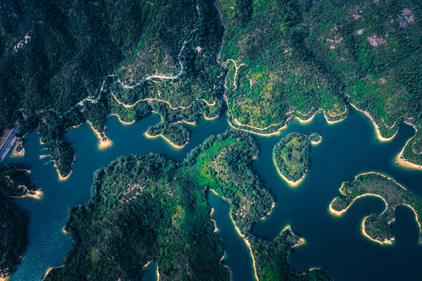 luftaufnahme des berühmten tai lam chung stausees in der landschaft - süßwasser stock-fotos und bilder