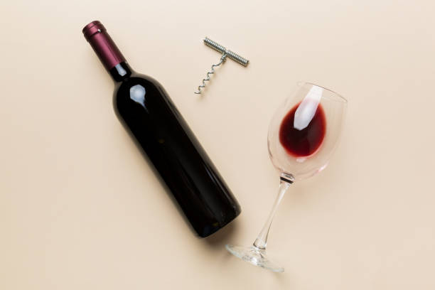 composizione piatta con cavatappi, bottiglia di vino ed elegante bicchiere su tavolo colorato. posa piatta, vista dall'alto con spazio di copia - cork tops foto e immagini stock