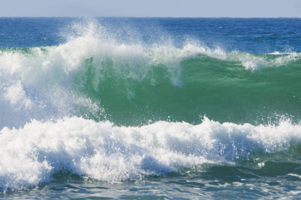 onda pesada quebrando na califórnia - california encinitas beauty in nature blue - fotografias e filmes do acervo