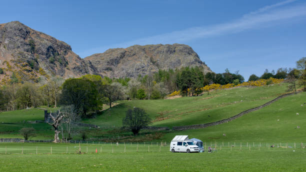 un camper vw in un luogo isolato vicino alla città di coniston - old man of coniston foto e immagini stock