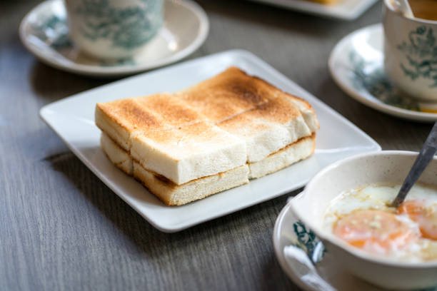 desayuno set con pan tostado, medio huevos duros y café. - isla de hainan fotografías e imágenes de stock