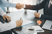 immobilienbesitzer-geben-immobilienmaklern-die-hand.jpg?b=1&s=170x170&k=20&c=FktMgxM4HocmqtM_gJK5FymMKZIgqzseR2ESSQL49KA=