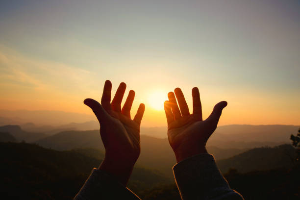 las manos humanas abren la mano de adoración - god light sunbeam jesus christ fotografías e imágenes de stock