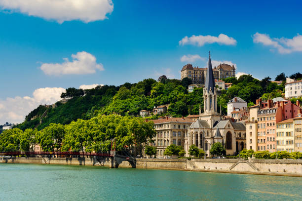 vieux-lyon e basílica na cidade de lyon, na frança - rhone bridge - fotografias e filmes do acervo