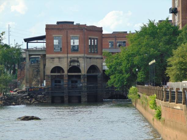 istock Building Above The Lake 1402992627