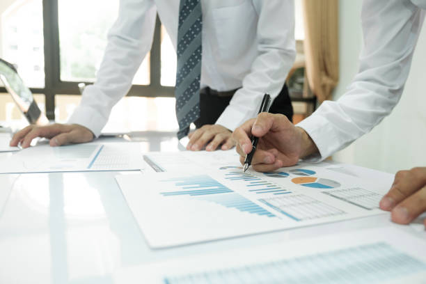 istock Businessman teamwork is thinking and analyse planing the strategy. 1402993892