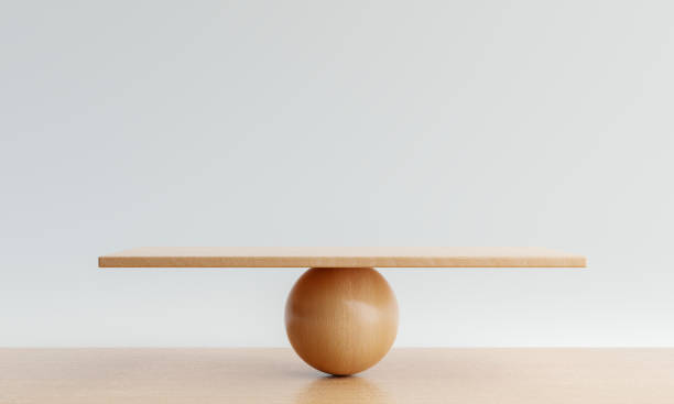 пустая весовая шкала на фоне деревянного стола. понятие объекта и метафоры. рендеринг 3d-иллюстраций - balance seesaw weight sphere стоковые фото и изображения