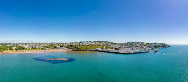 panorama del paseo marítimo y el puerto de torquay - torquay fotografías e imágenes de stock