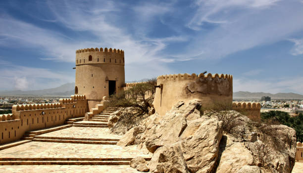 historyczny fort nizwa w omanie - bahla fort zdjęcia i obrazy z banku zdjęć