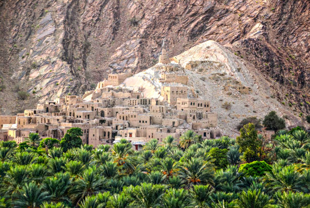vila antiga abunda perto do forte de nizwa - oman - fotografias e filmes do acervo