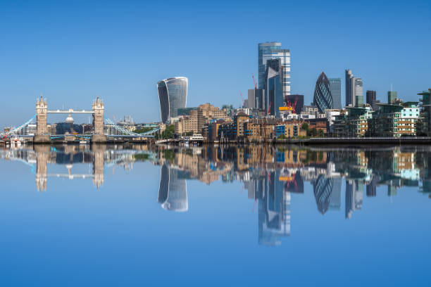 paesaggio urbano di londra con riflesso dal tamigi - tower bridge london skyline london england thames river foto e immagini stock