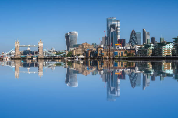 pejzaż miejski londynu z odbiciem od tamizy - tower bridge london england bridge skyline zdjęcia i obrazy z banku zdjęć