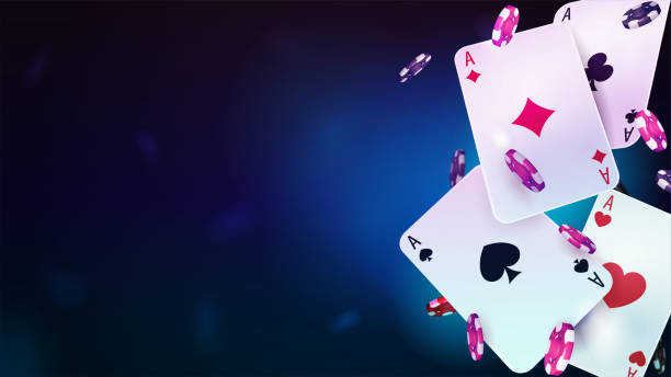 casino-spielkarten mit pokerchips auf blauem, verschwommenem hintergrund - poker stock-grafiken, -clipart, -cartoons und -symbole