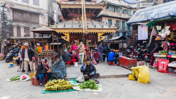 la gente vende frutas y verduras en el mercado callejero de katmandú - nepalese culture nepal kathmandu bagmati fotografías e imágenes de stock