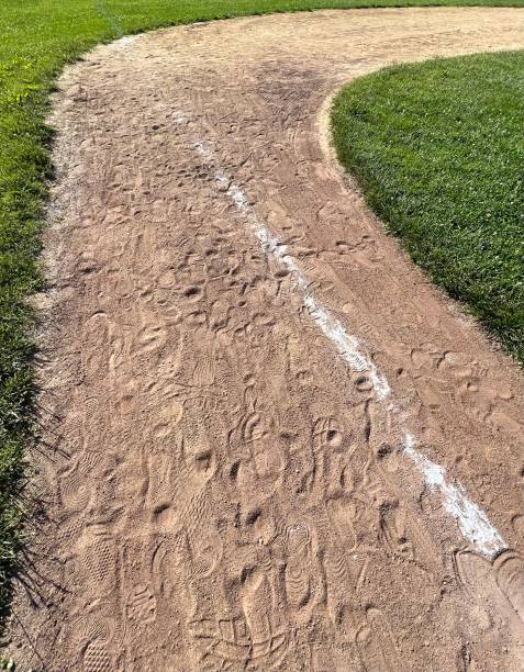 línea base del campo de béisbol - baseball diamond baseball baseline grass fotografías e imágenes de stock