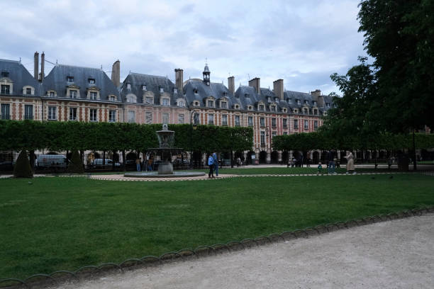 un parco pubblico nel quartiere le marais - jewish quarter foto e immagini stock