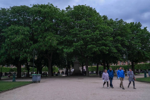 un parco pubblico nel quartiere le marais - jewish quarter foto e immagini stock