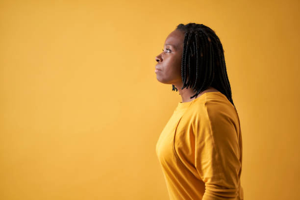 retrato de uma mulher negra séria visto de lado - side view women human face looking - fotografias e filmes do acervo